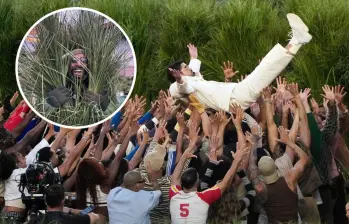 Bad Bunny recreó una pradera de Puerto Rico con ayuda de 380 personas disfrazadas de arbustos. Fotos: Getty Images y @AndrewAthias