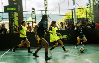 Alrededor de 100 jugadores se citaron en el parque del barrio Andalucía La Francia en la ciudad de Medellín para disputar una de las plazas más codiciadas del fútbol callejero actual. FOTO: Cortesía Nike