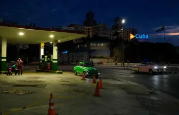 Ante las amenazas de Donald Trump de imponer aranceles a quienes le vendan combustible a Cuba, la isla se ha visto sumergida en una crisis energética que ha obligado a su gobierno a adoptar algunas medidas. Foto: Getty Images