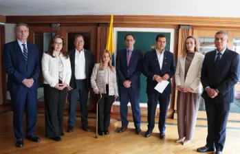 Ministros confirmados del nuevo gobierno. De izquierda a derecha: Miguel Gómez Martínez, ministro de Hacienda; Viviane Morales, MinEducación; Fabio Arjona, MinAmbiente; Elsa Noguera, MinTransporte; José Manuel Restrepo, vicepresidente; Rodrigo Lara, MinInterior; Juliana Gutiérrez, MinDeportes; General Jorge Mora, Mindefensa. Foto: cortesía