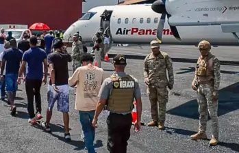 Los 56 colombianos aterrizaron en el aeropuerto José María Córdova en Rionegro. Foto: Migración Panamá
