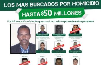 Adelante, el hombre detenido. Atrás, algunos de los más buscados en Antioquia. FOTO: Cortesía