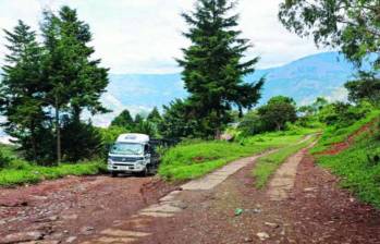 El carreteable ubicado a la derecha, por donde se observa el carro circulando, es la vía que comunica a Granizal con la autopista Medellín-Bogotá. Parte está pavimentada y parte aún destapada. FOTO: Manuel Saldarriaga.