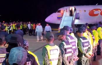 Imagen de los primeros venezolanos deportados de Estados Unidos, bajándose del avión en el aeropuerto internacional de Maiquetía, que sirve a Caracas. FOTO: Captura de video