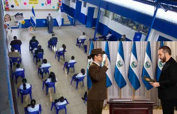 La capitana Karla Trigueros asumió como ministra de Educación en medio de las críticas. Fotos: Getty y redes sociales