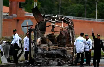 La bomba fue detonada por disidencias de Mordisco al mediodía del sábado, luego de cerrar la vía. FOTO AFP