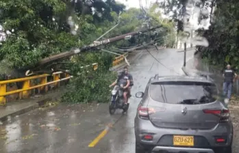 Así quedó uno de los postes de la zona de Guayabal tras la caída de varios árboles sobre él. FOTO: Cortesía Denuncias Antioquia