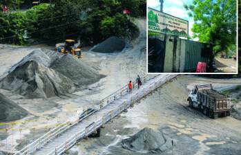 En los ríos de la zona se han extraído materiales, antes de forma artesanal y ahora con maquinaria. Bases del puente de madera estarían en riesgo de ser socavadas. FOTO: Julio Herrera.