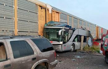 Este es el bus de dos pisos que fue arrollado por un tren en la zona industrial de Atlacomulco, en México. FOTO: Tomada de X @TrianguloRojo01
