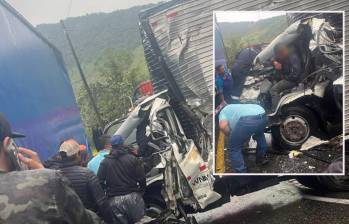 Adelante, el conductor del camión, atrapado. Atrás, como quedaron los vehículos tras el choque. FOTO: imagen tomada de redes