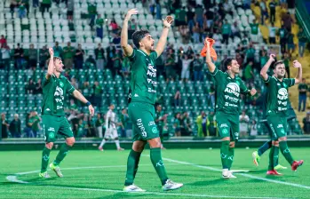 Los jugadores de Chapecoense celebran con sus hinchas el regreso del equipo a la primera división de Brasil. FOTO TOMADA X@ChapecoenseReal