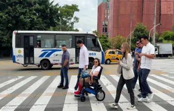 Imagen de referencia de una persona de movilidad reducida cruzando una de las calles de la ciudad. FOTO: Cortesía Ruta N.