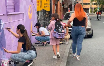Las artistas estarán en Lotero hasta el 29 de noviembre. El mural quedará en la Institución educativa Mercedes Yepes. Foto: Cortesía.