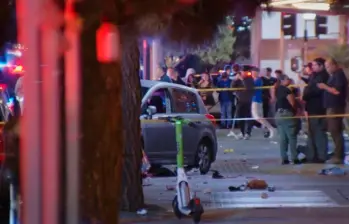 Antes del impacto con las personas, el vehículo atropelló un puesto de tacos y el podio de un valet parking. FOTO: Captura de video X @krassenstein