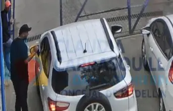 Una de las denuncias más graves del video es que en realidad serían “civiles” los que estarían cuidando el acceso al penal de máxima seguridad el día del parrandón que celebraron los capos. FOTO: Imagen tomada de redes.