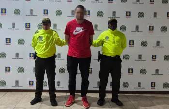 Alias Pulga, de 31 años, tras su detención por miembros de la Policía. FOTO: Cortesía