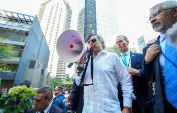El presidente Gustavo Petro en las calles de Nueva York, Estados Unidos, dando el discurso en el que incitó a que las tropas gringas desobedecieran a Donald Trump. Estas palabras le costaron su visa e impulsaron su inclusión en la lista Clinton. Foto: Presidencia.