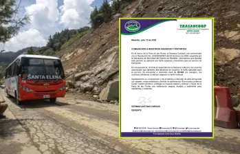 Adelante, el comunicado enviado por la empresa Trasancoop. Atrás, uno de los buses de la ruta de Santa Elena. Foto: EL COLOMBIANO