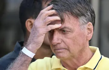 El expresidente de Brasil, Jair Bolsonaro, de 70 años, sufrió una caída en la madrugada de este martes dentro de la celda donde cumple condena y tiene un traumatismo craneoencefálico leve. FOTO: AFP