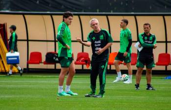 Juan Manuel Lillo hablando con un jugador mexicano. FOTO: X El Universal