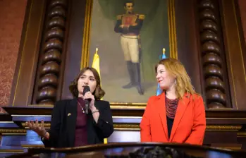 Laura Sarabia celebró la firma del decreto. Foto: Cancillería.