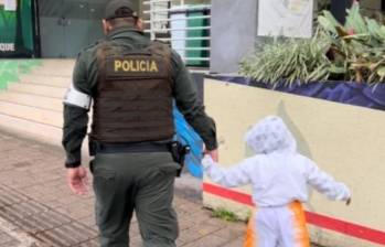 Uniformados del grupo de protección a la infancia y adolescencia, llegaron al inmueble abandonado para rescatar al menor de cinco años, tras recibir la alerta de la comunidad de San Javier en Medellín. FOTO: POLICÍA METROPOLITANA DE MEDELLÍN