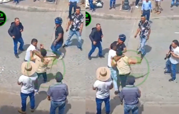 Pelea a machete en el parque de Abejorral, oriente de Antioquia. FOTO: CAPTURA REDES SOCIALES