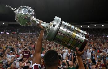 Jugador de Fluminense cargando la copa más codiciada del continente sudamericano, tras quedar campeón en el 2023. FOTO: TWITTER @Libertadores