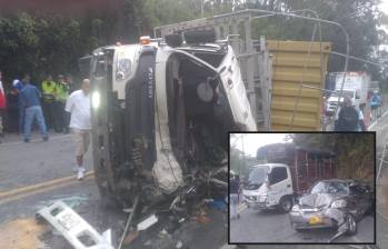 Así quedaron los vehículos involucrados en el accidente en Caldas. FOTO: Cortesía Denuncias Antioquia.