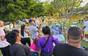 Diariamente, muchas personas se acercan a la tumba de Omar Geles para tomarse fotos con su altar en Valledupar. FOTO: COLPRENSA