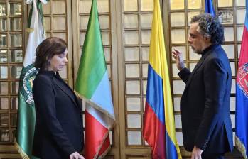 Armando Benedetti jurando para su cargo ante la embajadora en Italia, Ligia Margarita Quessep Bitar. 