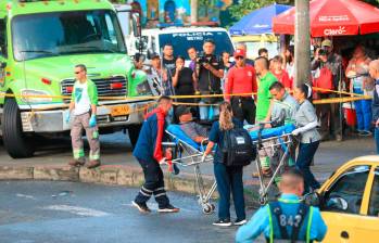 Personal de la Secretaría de Salud de Medellín, Bomberos Medellín y Metro de Medellín atendieron a los lesionados de la emergencia registrada en la estación Popular. FOTO: ESNEYDER GUTIÉRREZ CARDONA