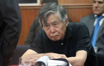 El expresidente Alberto Fujimori escuchando la audiencia en la sala de las instalaciones de la sede de la Dirección de Operaciones Especiales de la Policía Nacional de Perú. FOTO: EUROPA PRESS