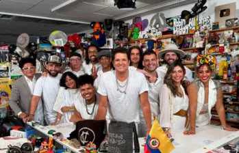 Carlos Vives y los músicos que lo acompañaron en el pequeño concierto de Tony Desk. Foto: Colprensa.