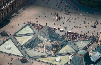 Por una posible amenaza terrorista, el Museo del Louvre de París tuvo que evacuar sus instalaciones. Foto: AFP. 