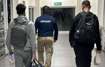 Los sujetos de nacionalidad británica, que simularon tener una bomba, no podrán volver a Colombia por 10 años y según el informe de las autoridades de migración, la decisión no tiene vuelta atrás. FOTO: TWITTER @MigracionCol