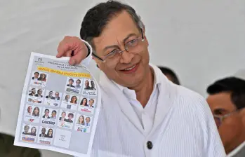 Presidente Gustavo Petro muestra el voto pese a prohibición de la normativa que le impide participar en política a favor de una candidatura. Foto: AFP