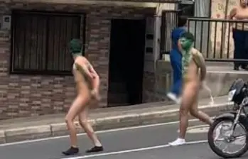 Los dos sujetos recorriendo las calles del barrio Doce de Octubre, al occidente de Medellín. FOTO: captura de video