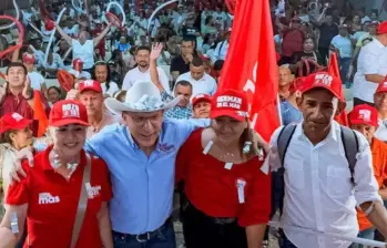 Roy Barreras junto al grupo de Germán Rozo, candidato a la Cámara por Antioquia. Foto: @RoyBarreras