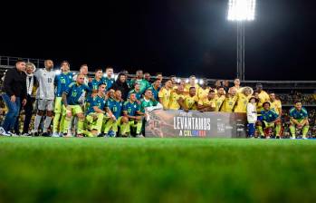 Los referentes del fútbol colombiano se unieron en El Campín para jugar por los damnificados que dejó el terremoto del pasado 10 de agosto. FOTO CORTESÍA COLPRENSA-CRISTIAN BAYONA