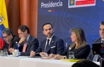 Abelardo de la Espriella presenta, junto a su vicepresidente José Manuel Restrepo, un libro con presuntos hallazgos del gobierno Petro a la Fiscalía, la Contraloría y la Procuraduría. FOTO: @jrestrp