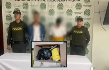 Adelante, el explosivo improvisado dejado en la estación. Atrás ,los detenidos por las autoridades. FOTO: imágenes tomadas de redes