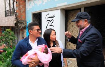 Luis Alfonso Londoño, presidente de Royalty, hizo entrega simbólica de la llaves de la vivienda que compró una pareja de recién casados. FOTO Esneyder Gutiérrez. 