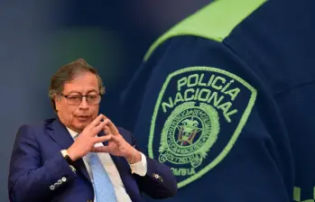 El general Carlos Fernando Triana dejó la dirección de la Policía tras ocho meses en el cargo. El presidente Gustavo Petro justificó su relevo por “fallas en el territorio”. FOTO: COLPRENSA Y PROCURADURÍA.