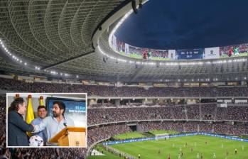 Adelante, el alcalde de Medellín junto al gerente del Inder y el vocero de LaLiga española. Atrás, como se vería el estadio en 2028. FOTO: Cortesía.