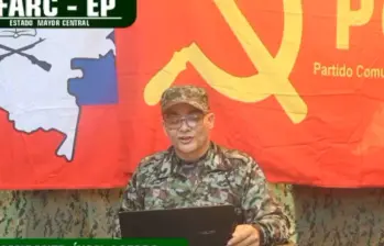 El comandante disidente Iván Mordisco grabó un nuevo video en una zona selvática del país. Foto: captura de video