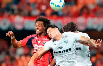 El futbolista Didier Moreno, capitán del Medellín, fue uno de los jugadores que más ímpetu puso en el duelo ante los uruguayos. Foto: Manuel Saldarriaga