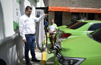 Uno de los conductores de “taxis verdes” eléctricos recarga la batería de su vehículo en la nueva estación. FOTO: Cortesía EPM