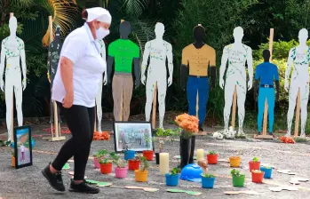 Las mujeres buscadoras hicieron un acto simbólico este jueves 31 de julio, para conmemorar un año del inicio oficial de las intervenciones forenses en La Escombrera. FOTO Manuel Saldarriaga