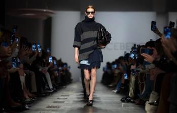  MILÁN, ITALIA - 25 DE FEBRERO: Una modelo camina durante la final de la pasarela en el desfile de moda Iceberg durante la Semana de la Moda de Milán - Ropa de mujer Otoño/Invierno. FOTO: GETTY